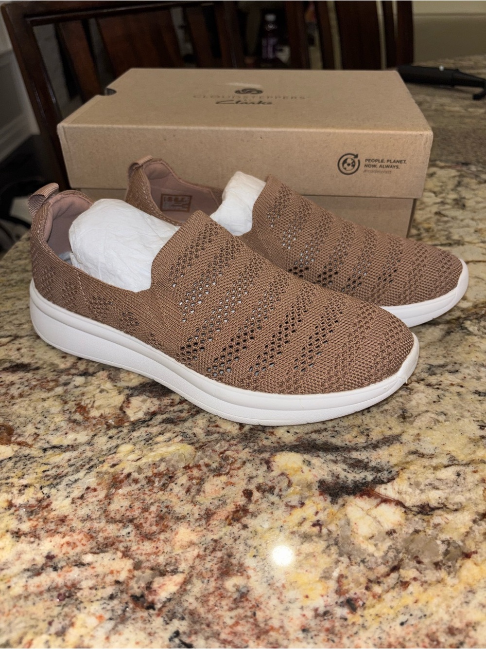 Clark’s Slip on Sneakers NEW IN BOX - Picture 3 of 8